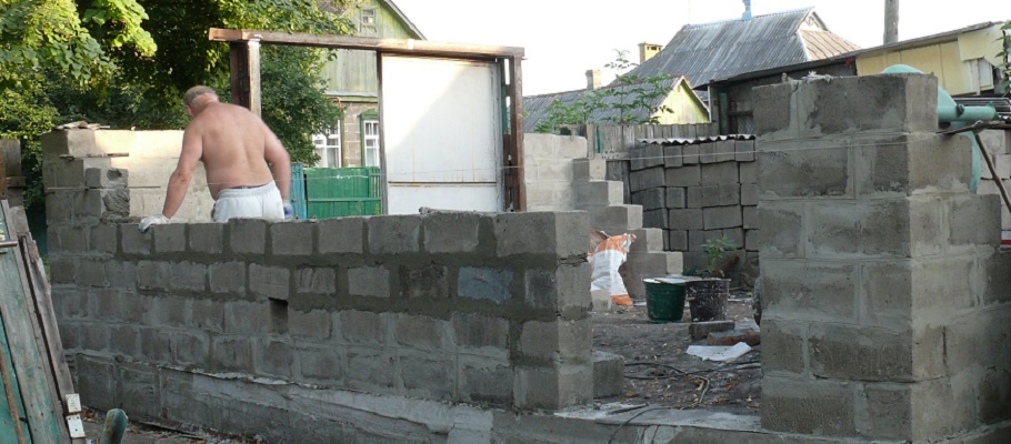 Возведение стен гаража из шлаколока и установка ворот